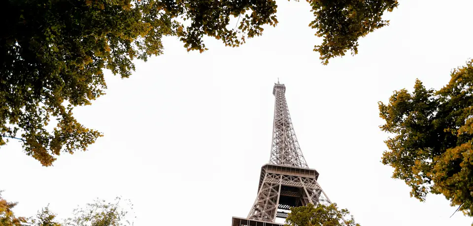 d5727df2-c54e-45be-8fae-1741e64d9e98-eiffel-tower-in-autumn-france-trip-during-vacatio-2022-02-03-03-26-03-utc (1).jpg